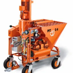 Pomarańczowa maszyna do wylewek PFT G4 na kółkach, z silnikiem elektrycznym i zbiornikiem, widok z boku na białym tle.